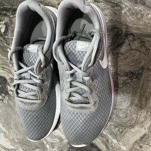 NIKE womens lightweight sneakers tennis shoes gray 7